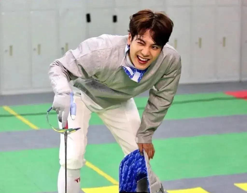 九游真人包含Rookie重返赛场，锐不可当首场状态出色，曼联观众沸腾！再创辉煌时刻的词条